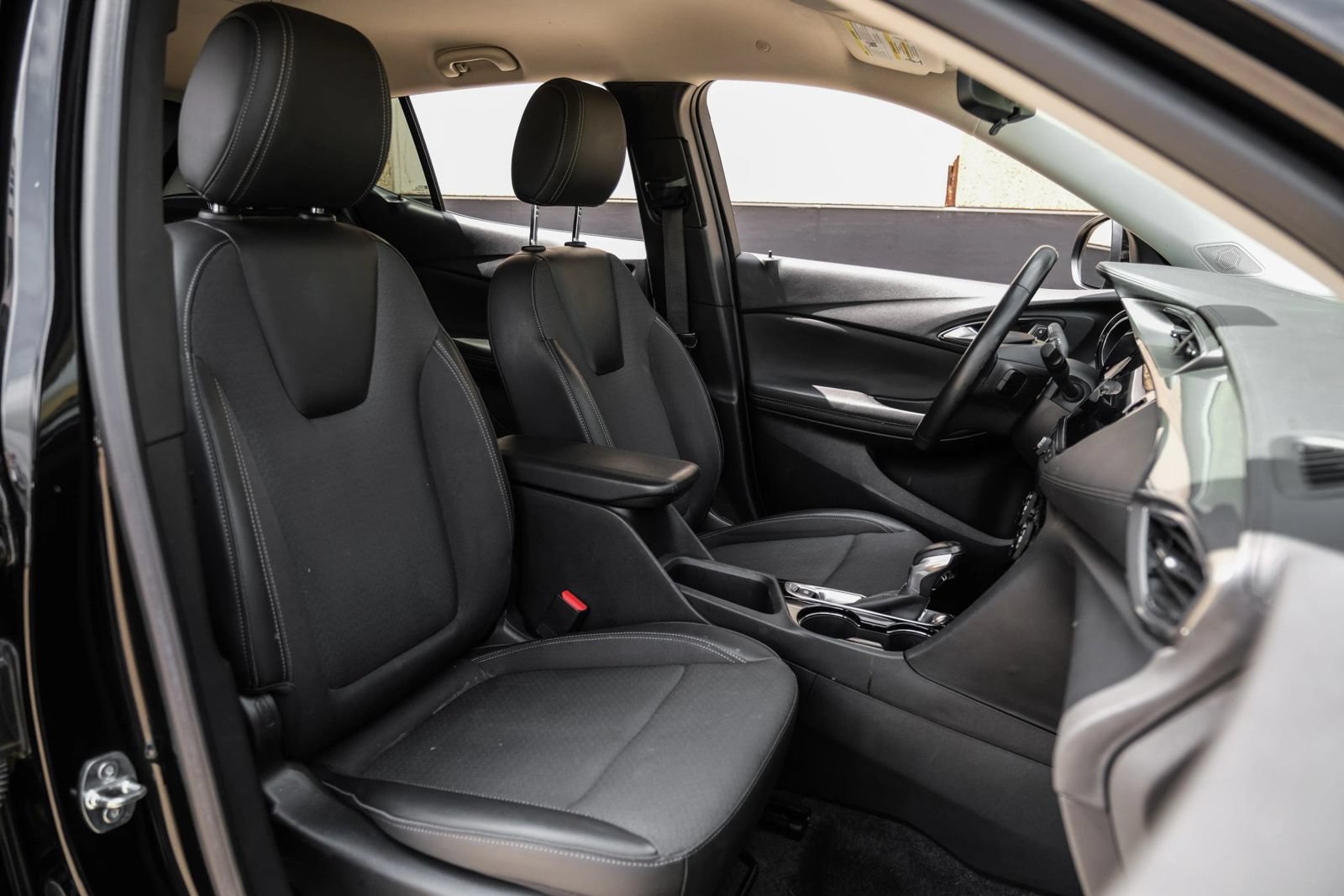 Used 2023 Buick Encore GX Select w/ Sport Touring Package FWD image 31