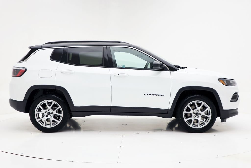 Used 2025 Jeep Compass Limited AWD/4WD image 3