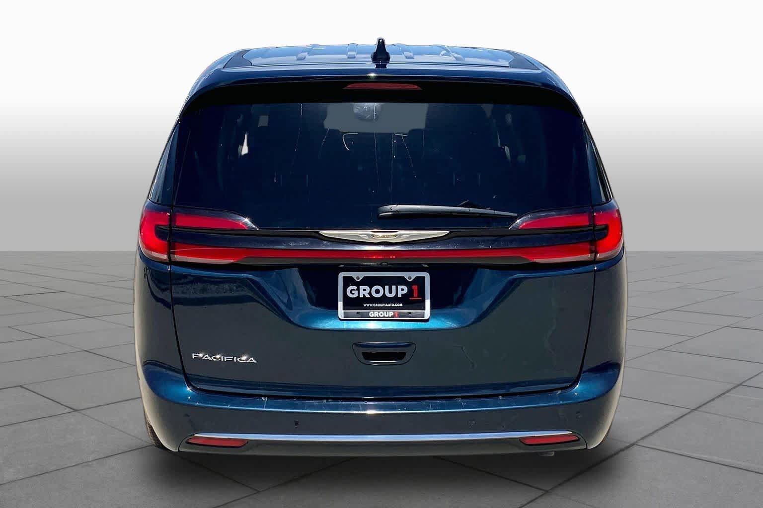 Used 2023 Chrysler Pacifica Touring-L FWD image 5