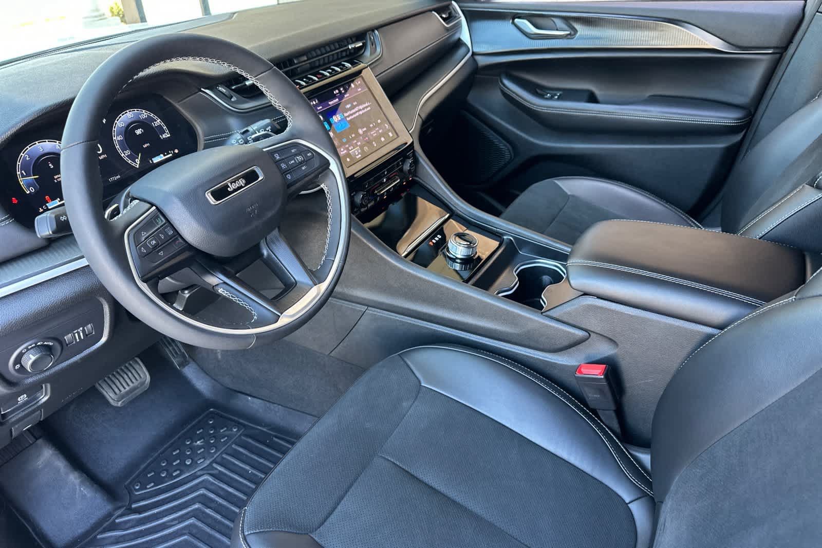 Used 2025 Jeep Grand Cherokee Altitude AWD/4WD image 9