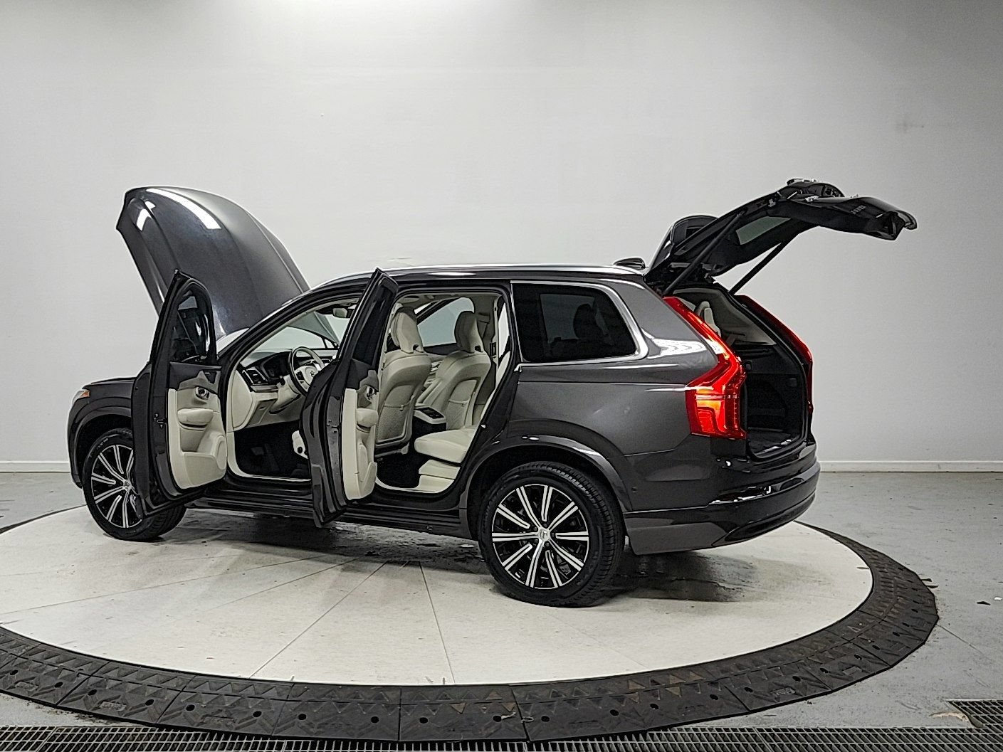 Used 2024 Volvo XC90 B5 Plus AWD/4WD image 13
