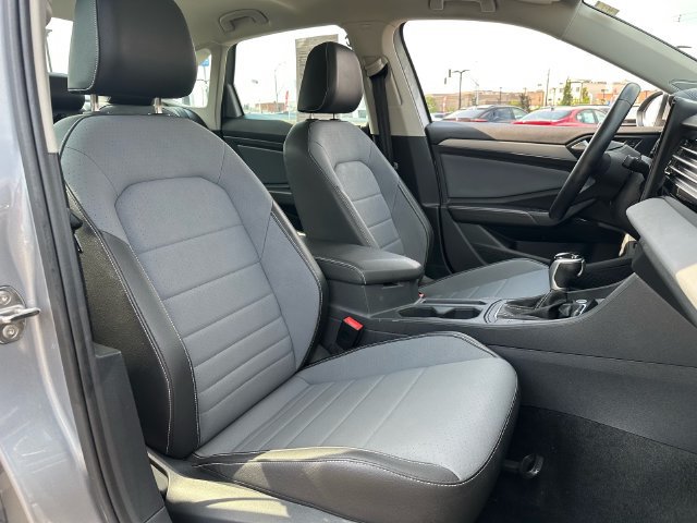 Used 2025 Volkswagen Jetta SE FWD image 11
