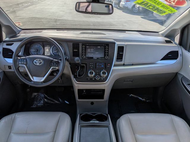 Used 2020 Toyota Sienna LE w/ Carpet Mat Package FWD image 17