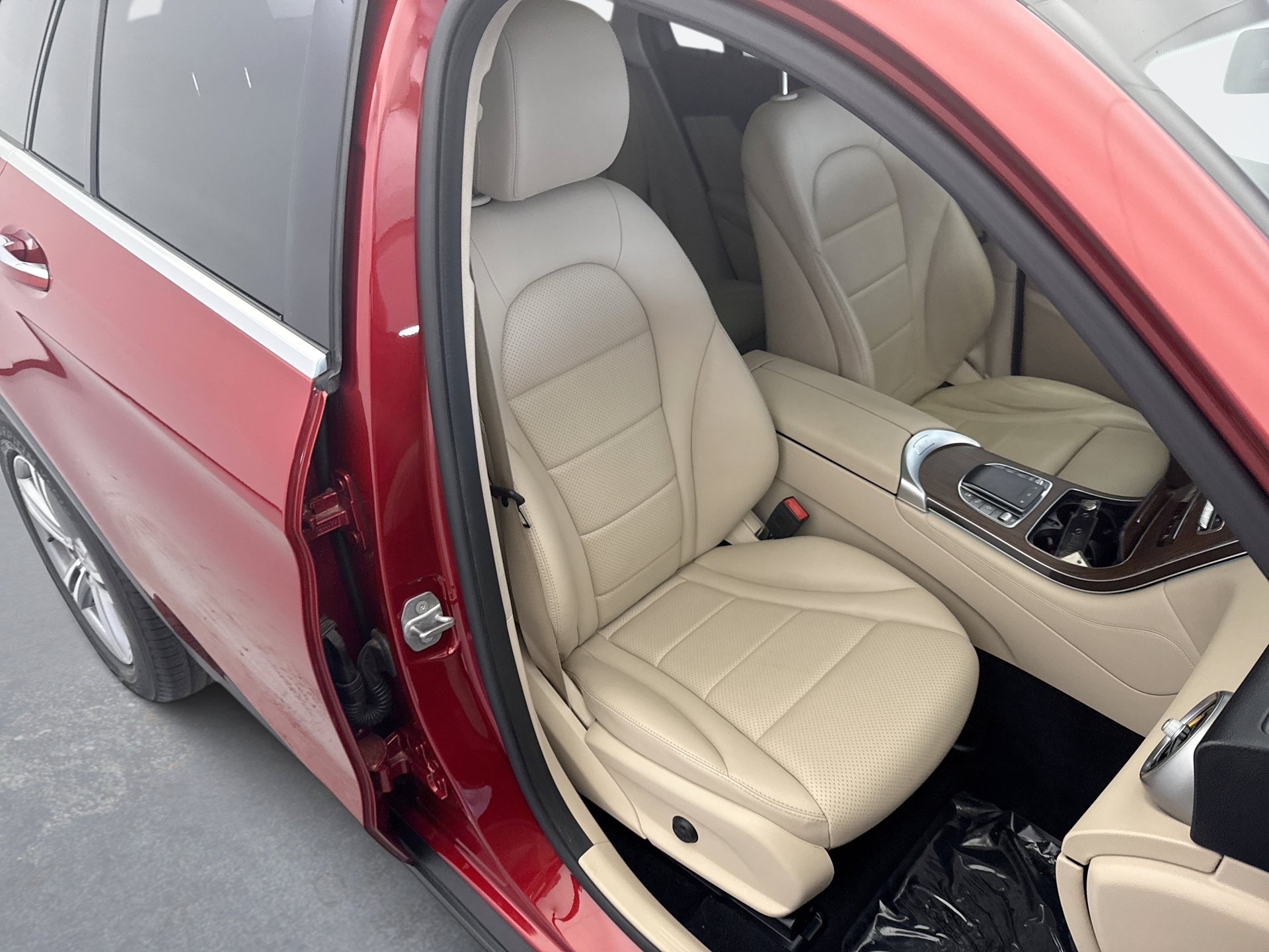 Used 2021 Mercedes-Benz GLC 300 4MATIC w/ Premium Package image 16