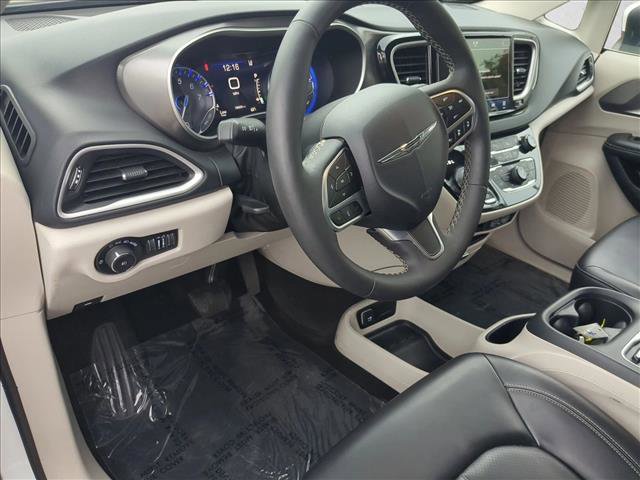Used 2023 Chrysler Pacifica Touring-L image 10