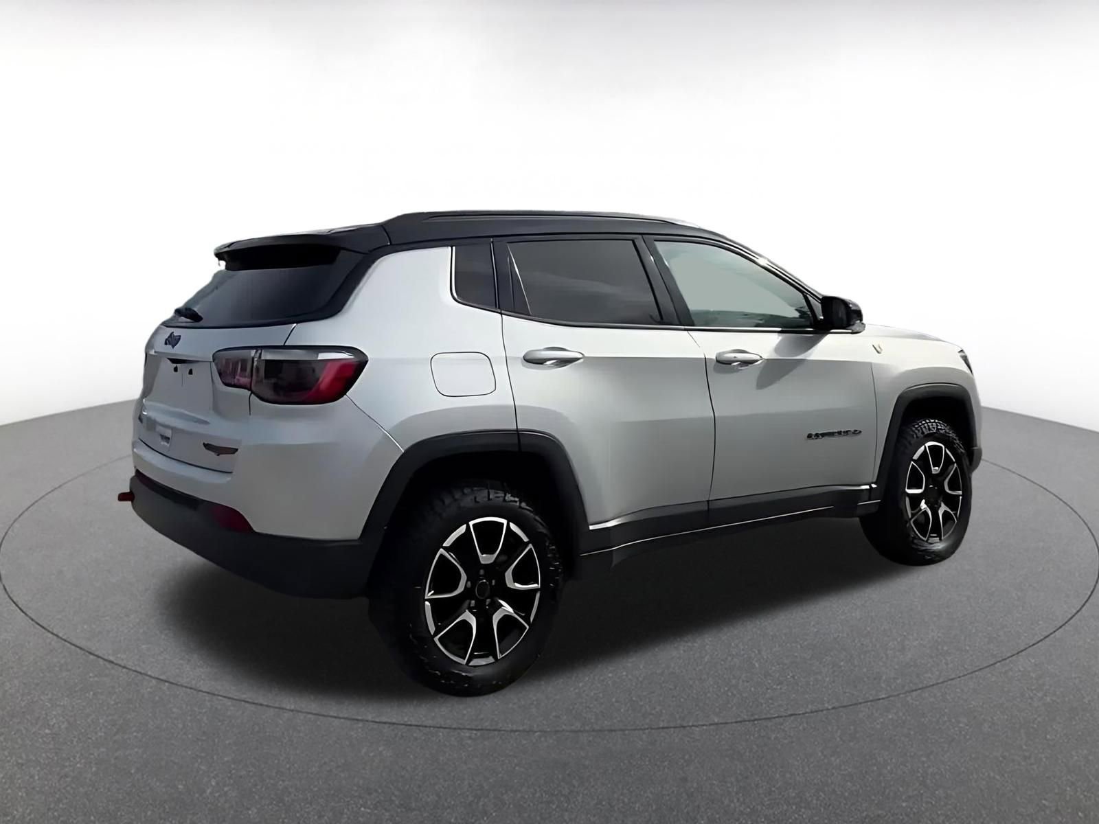 Used 2025 Jeep Compass Trailhawk image 15