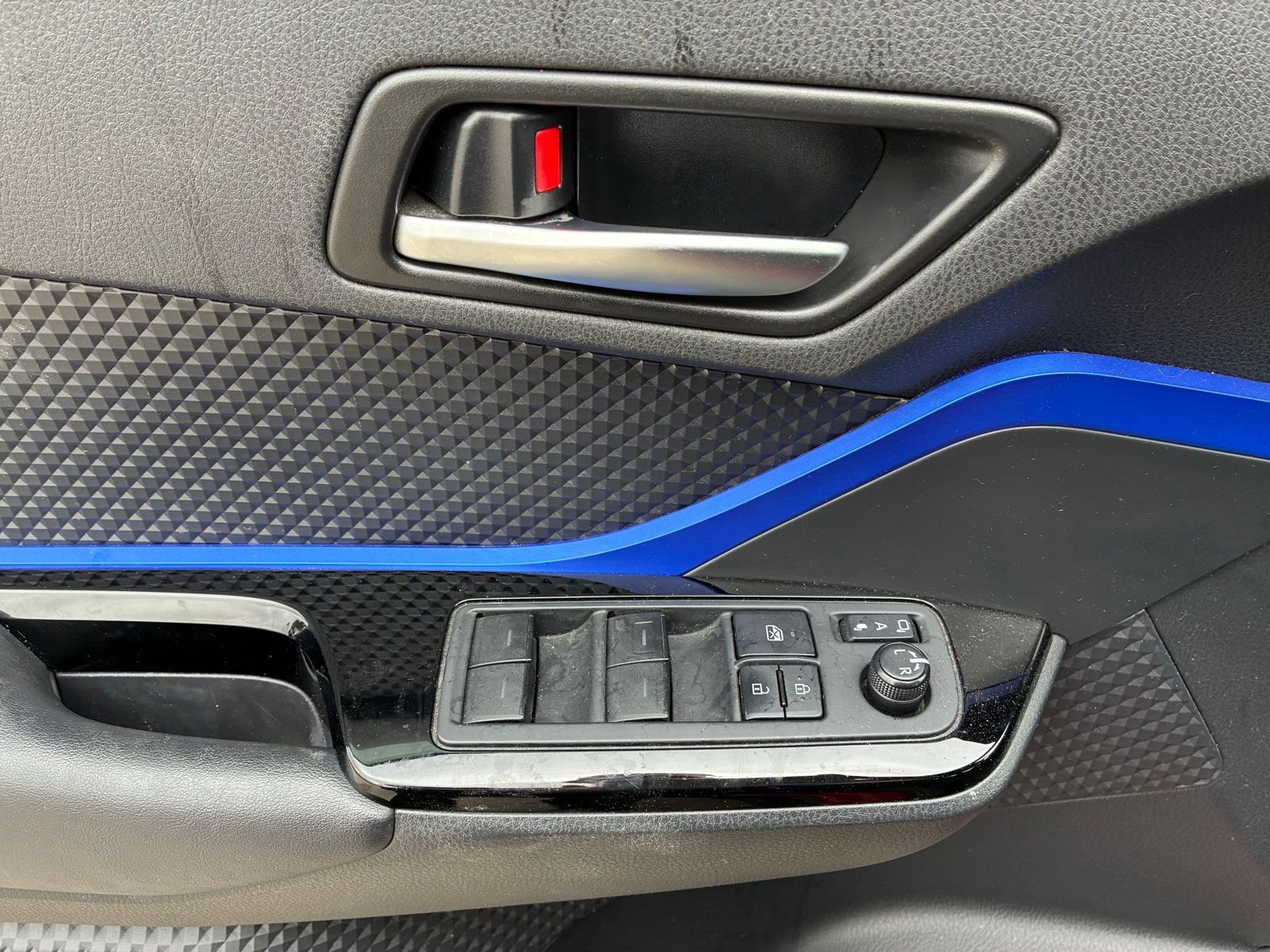 Used 2020 Toyota C-HR XLE FWD image 5