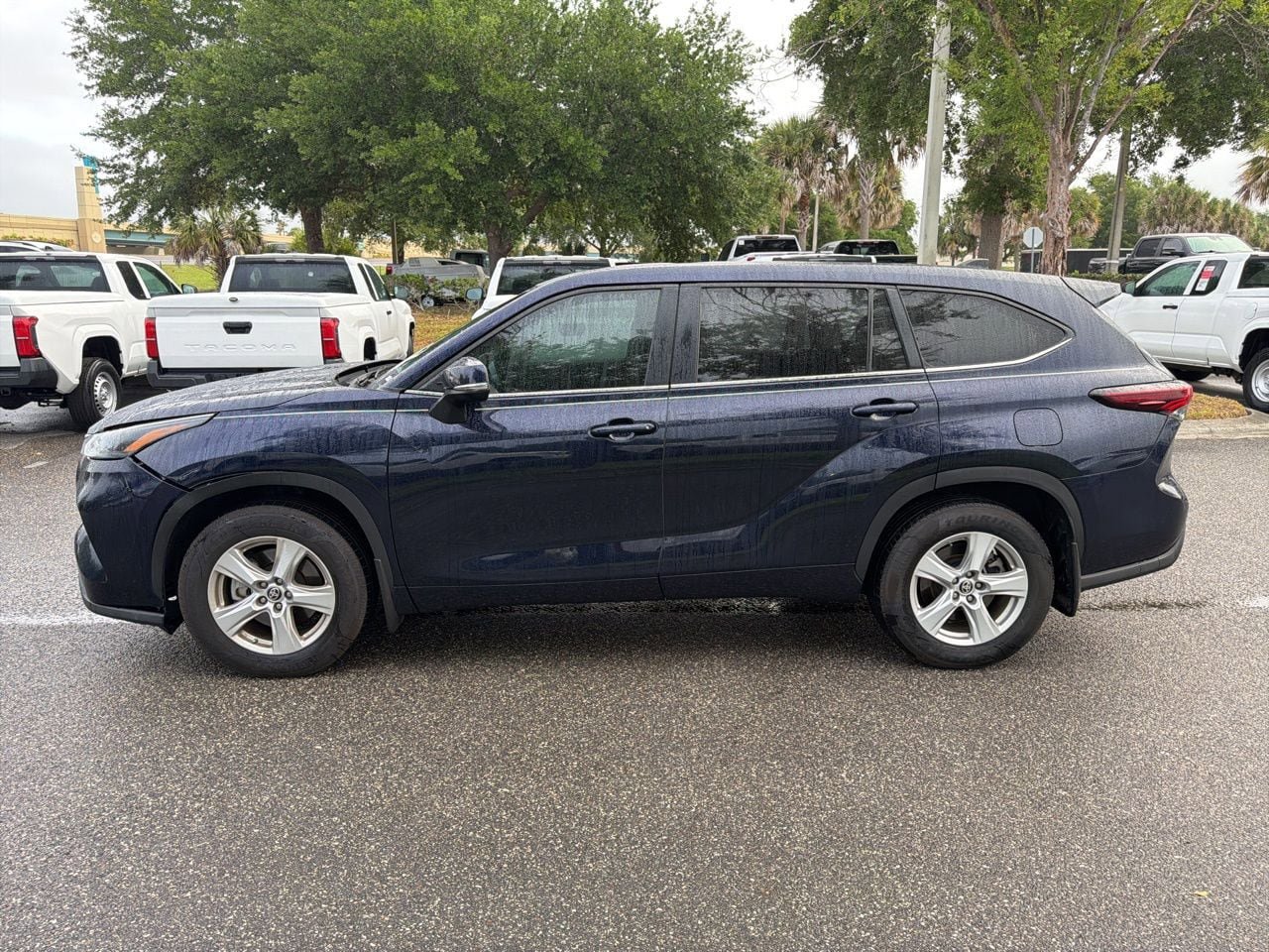 Used 2024 Toyota Highlander LE FWD image 2