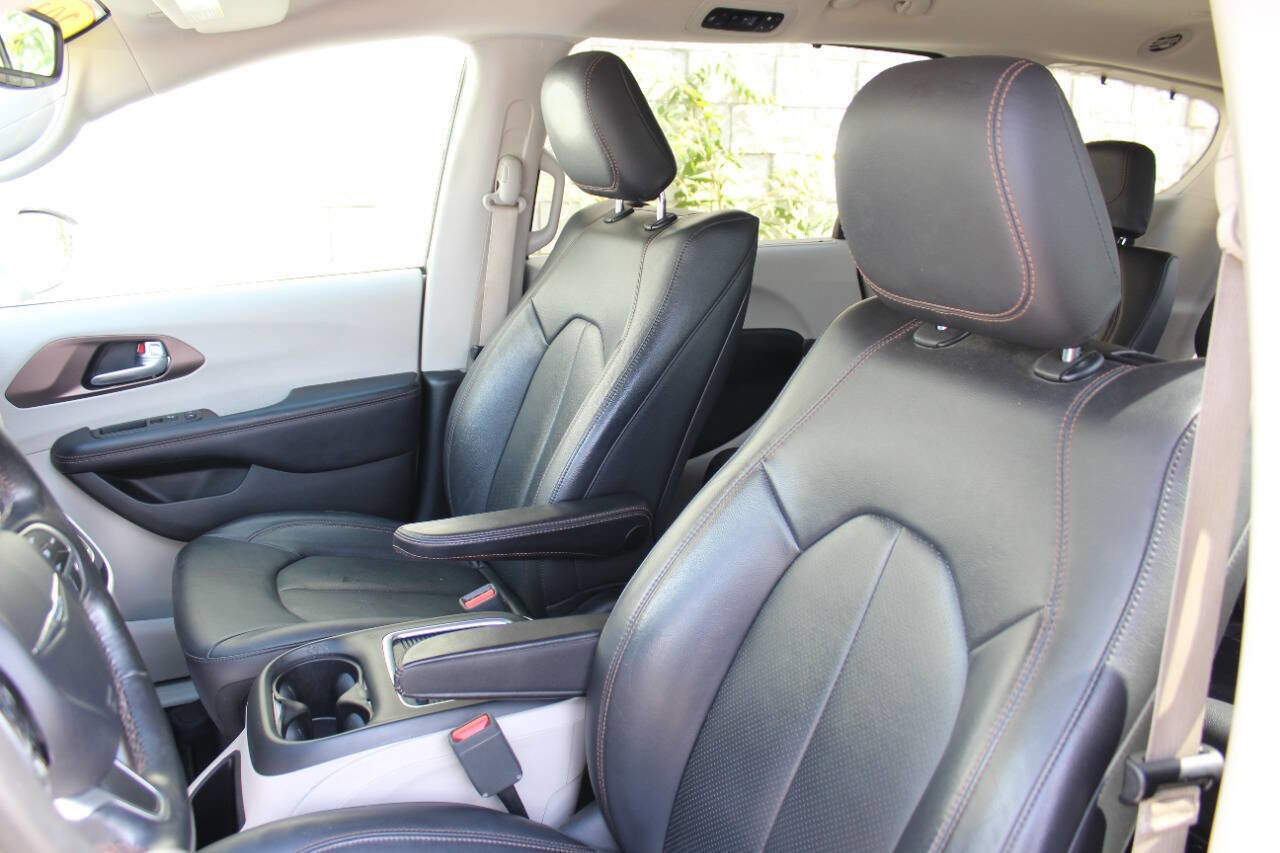 Used 2018 Chrysler Pacifica Touring-L Plus image 13