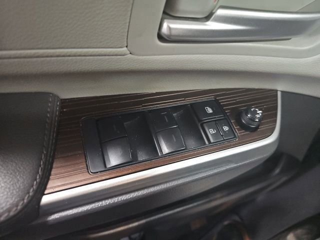 Used 2024 Toyota Sienna XLE image 3