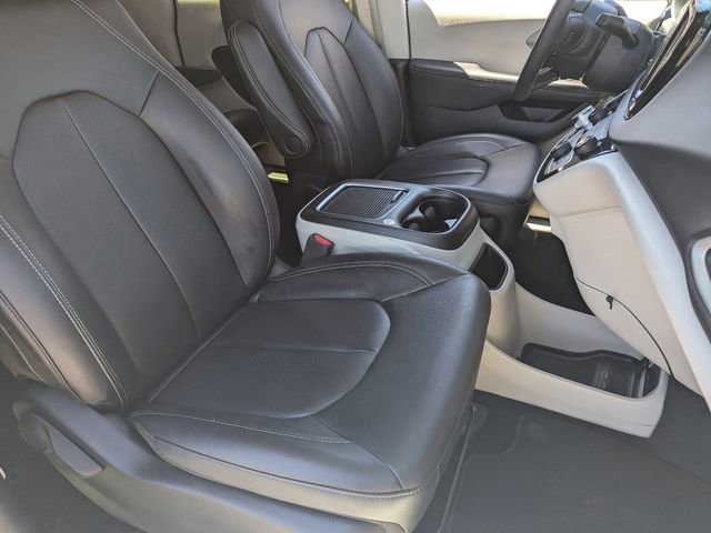 Used 2024 Chrysler Pacifica Touring-L FWD image 10
