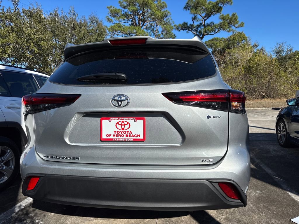 Used 2025 Toyota Highlander XLE image 5