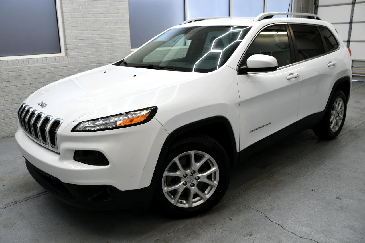 Used 2018 Jeep Cherokee Latitude Plus w/ Comfort/Convenience Group image 2