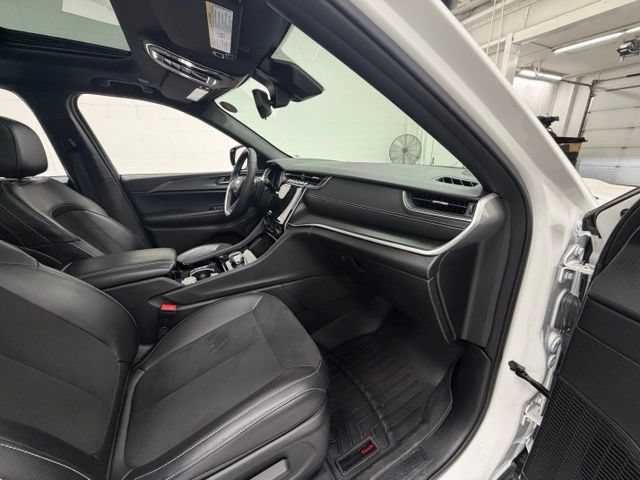 Used 2023 Jeep Grand Cherokee Altitude AWD/4WD image 31
