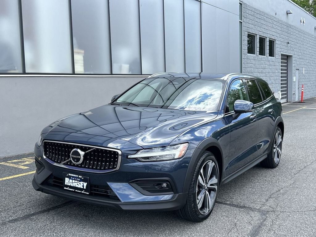 Certified 2023 Volvo V60 B5 Cross Country Plus AWD/4WD image 1