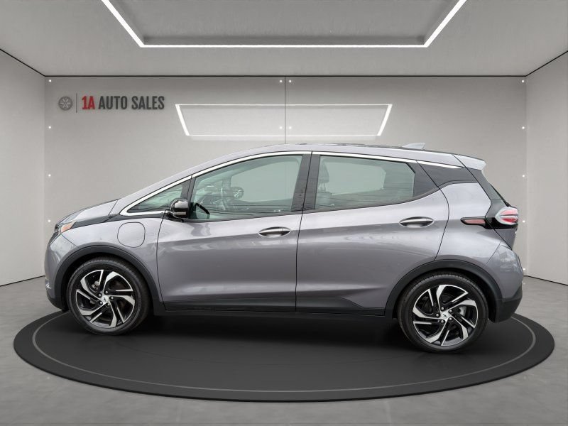 Used 2023 Chevrolet Bolt LT w/ 2LT w/ Infotainment Package FWD image 2