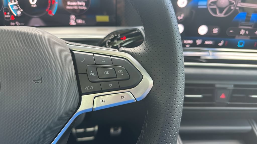 New 2026 Volkswagen Tiguan SE R-Line FWD image 24