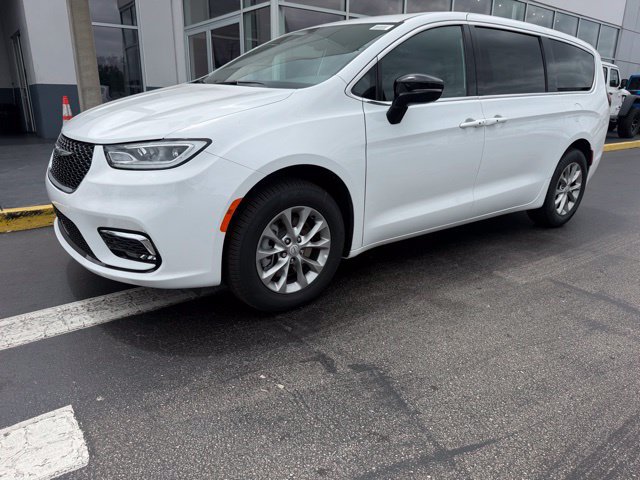 New 2026 Chrysler Pacifica Select AWD/4WD image 1
