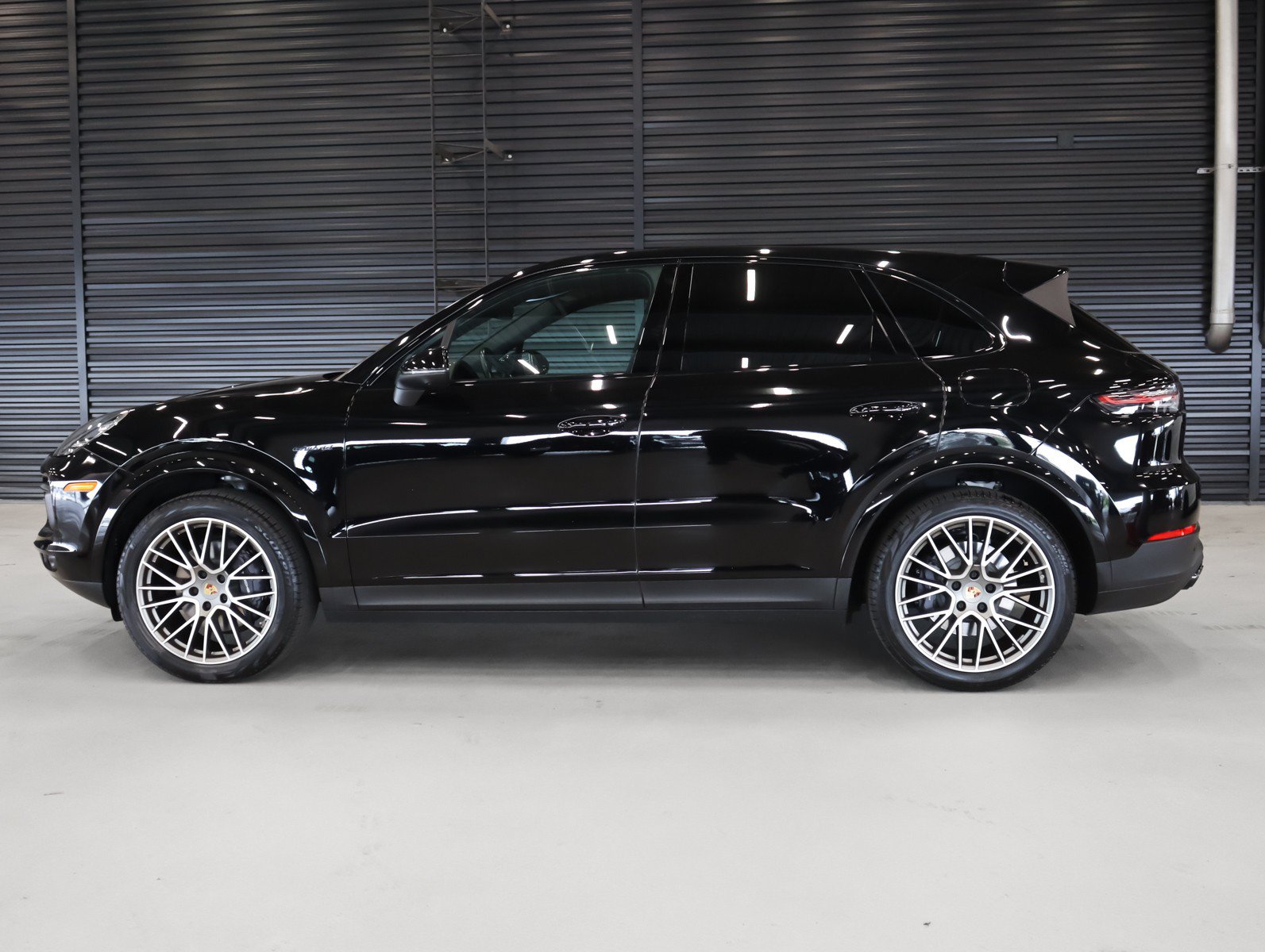 Certified 2023 Porsche Cayenne Platinum Edition AWD/4WD image 2