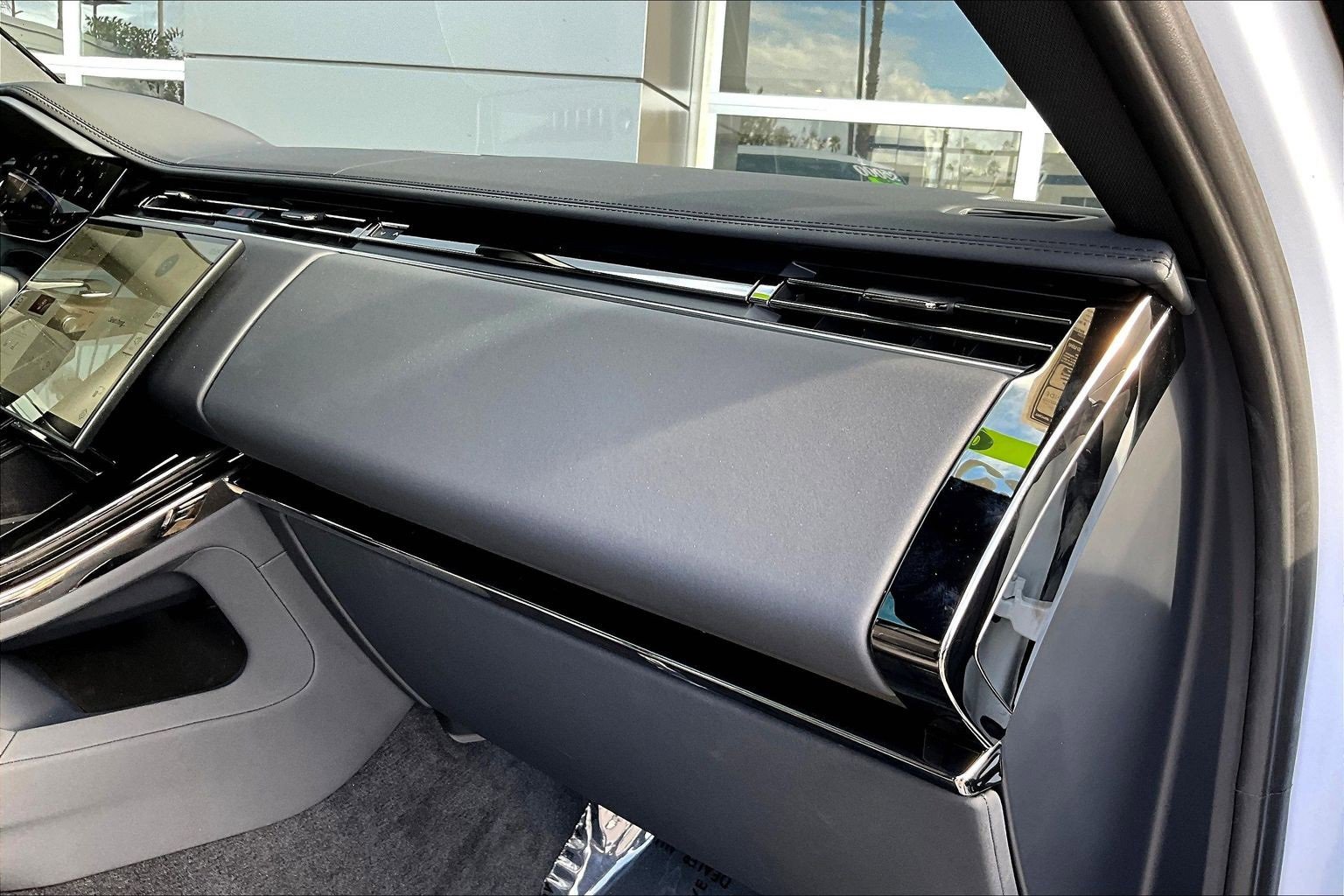 Used 2025 Land Rover Range Rover Sport SE image 16