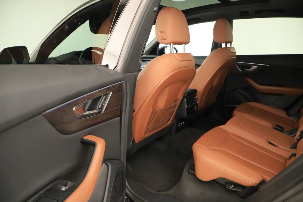 Used 2019 Audi Q8 Premium Plus w/ Premium Plus AWD/4WD image 32