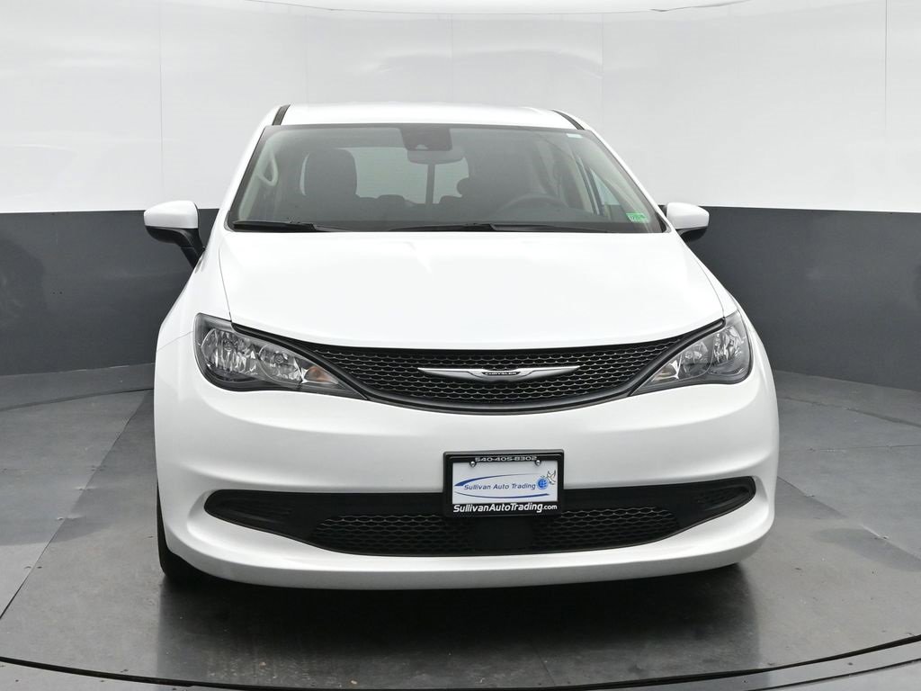 Used 2023 Chrysler Voyager LX image 2