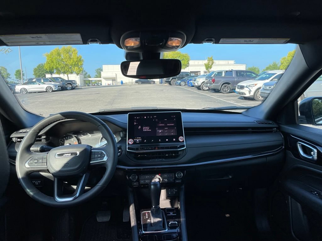 Used 2025 Jeep Compass Latitude w/ Convenience Group AWD/4WD image 5
