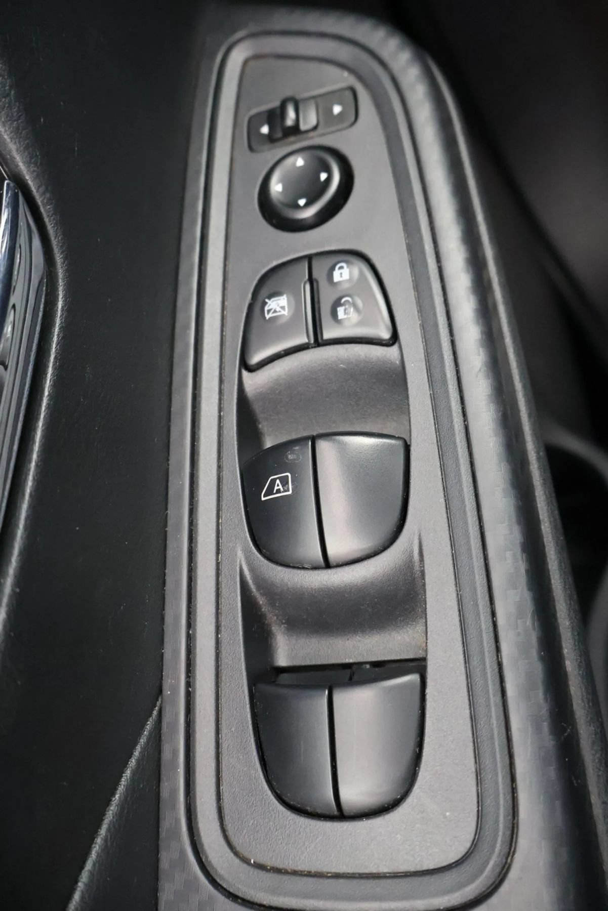 Used 2025 Nissan Versa SV FWD image 17