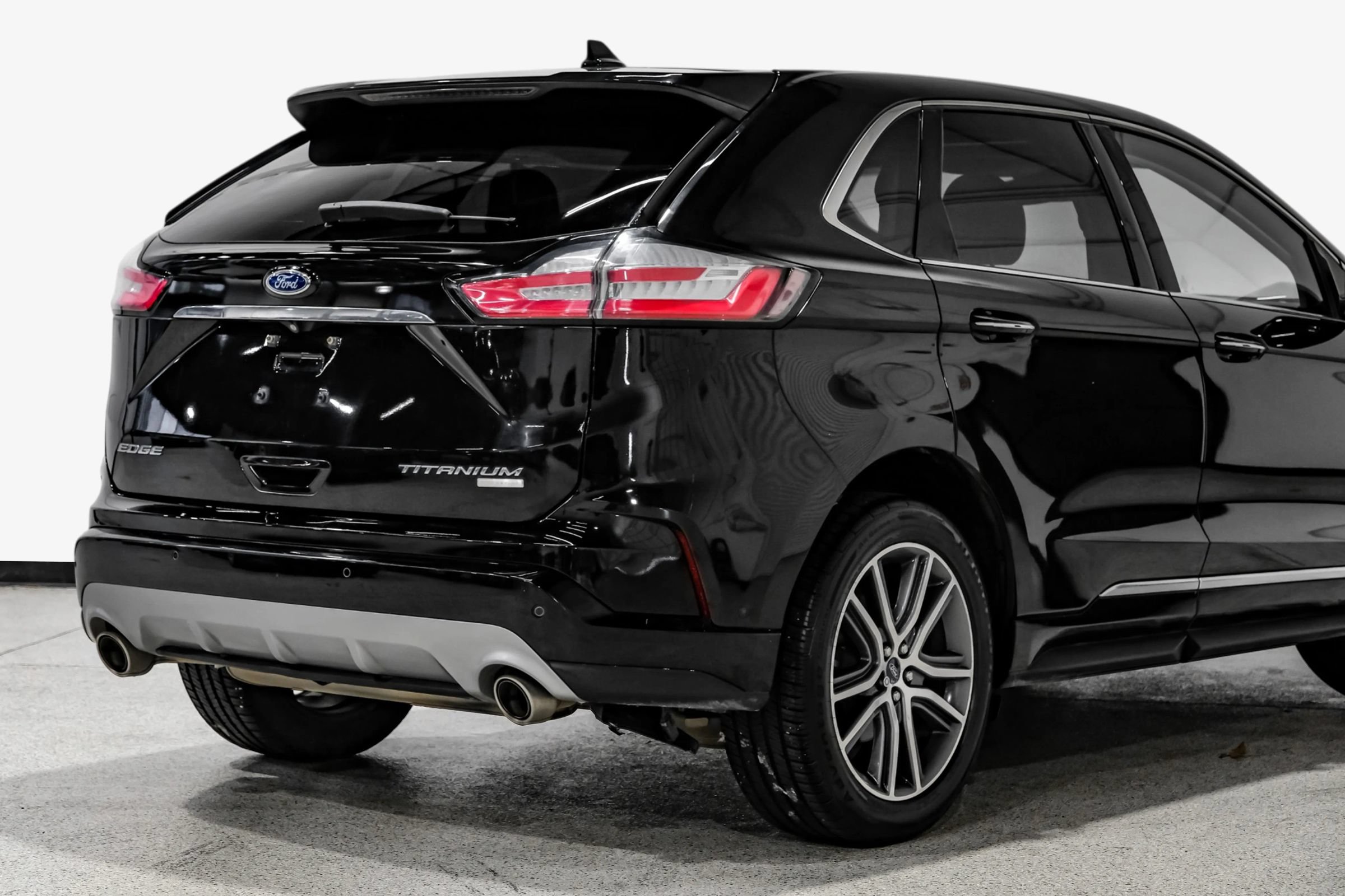 Used 2019 Ford Edge Titanium w/ Equipment Group 301A FWD image 16