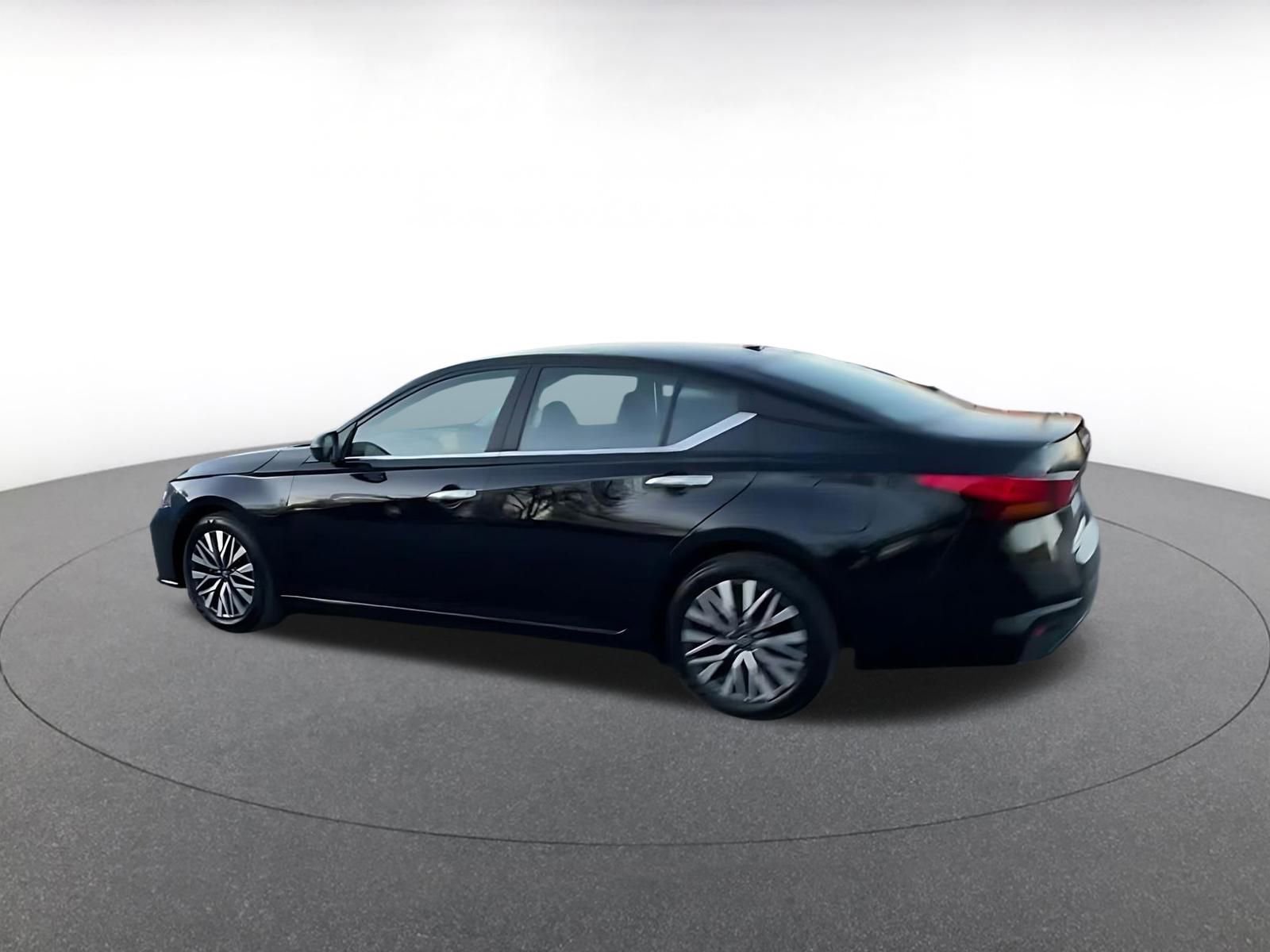 Used 2025 Nissan Altima 2.5 SV image 10