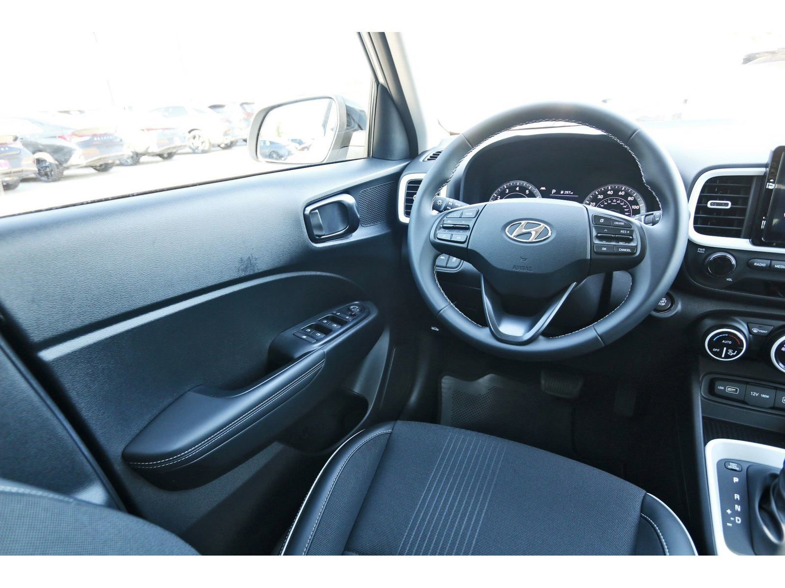 Certified 2022 Hyundai Venue Limited w/ Cargo Package FWD image 10