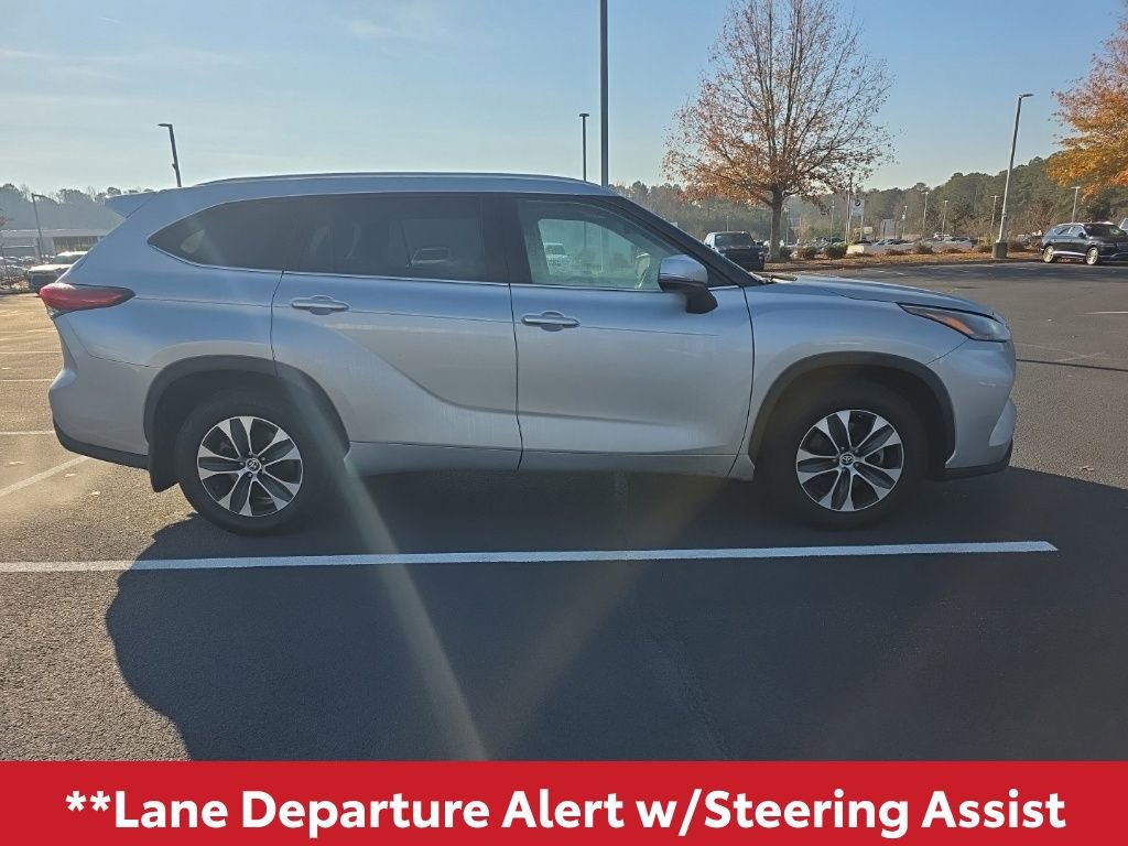 Used 2022 Toyota Highlander XLE image 11