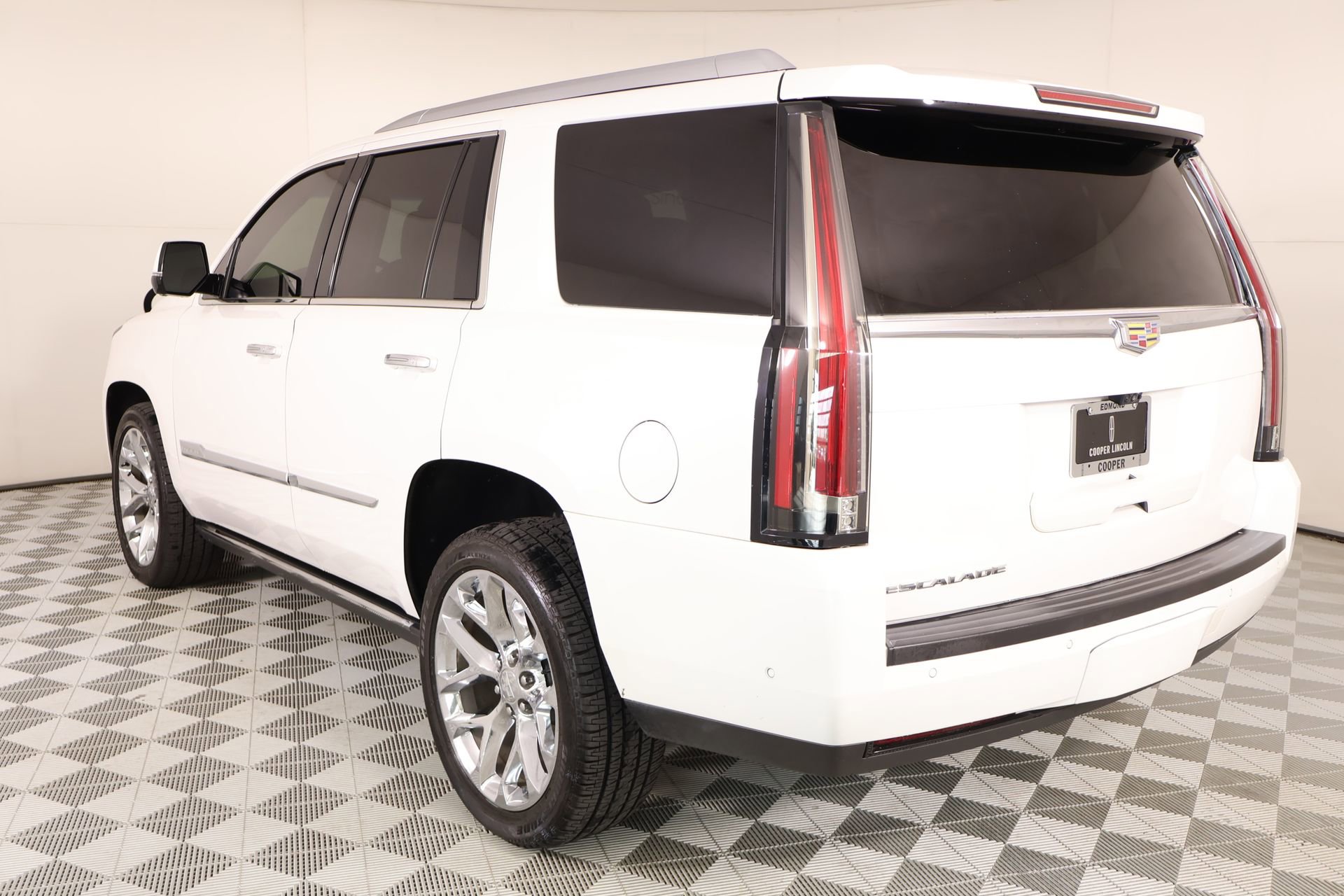 Used 2017 Cadillac Escalade Premium Luxury AWD/4WD image 26