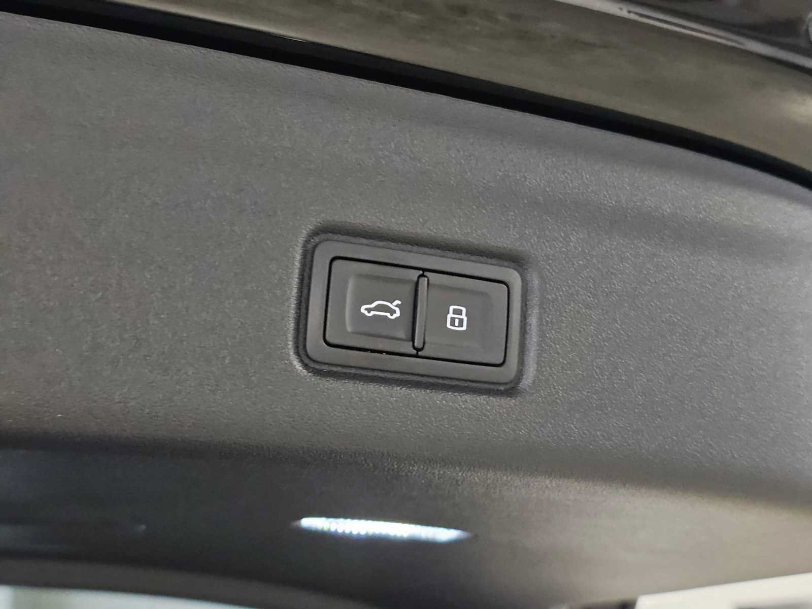 Used 2025 Audi SQ6 e-tron Prestige AWD/4WD image 17