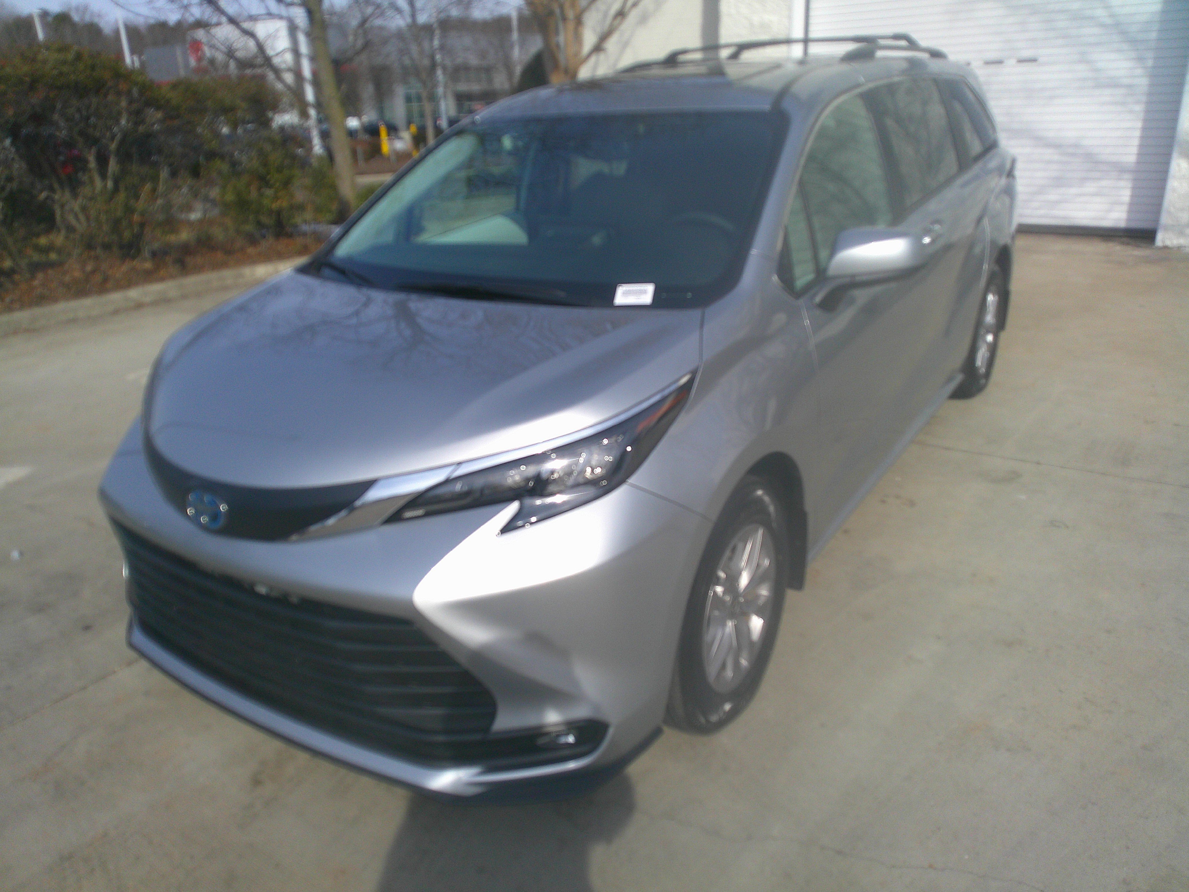 Used 2025 Toyota Sienna XLE image 5