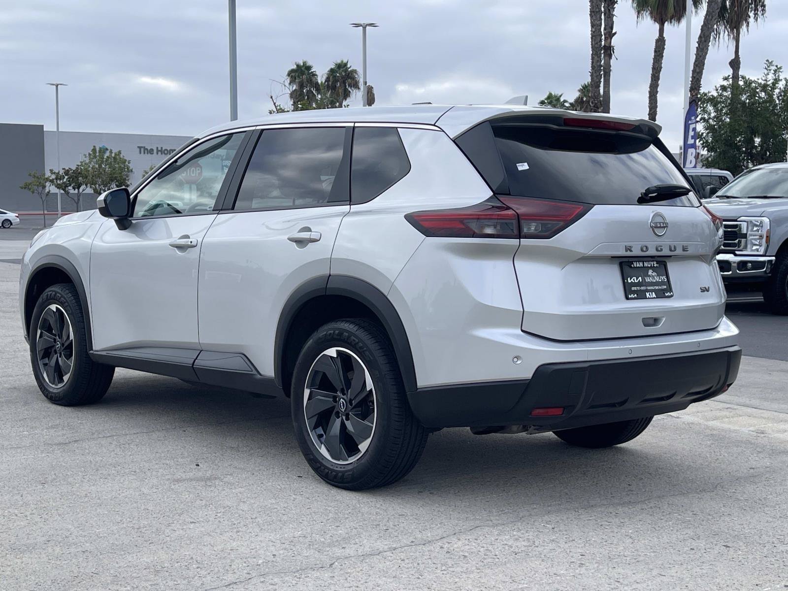 Used 2024 Nissan Rogue SV FWD image 5