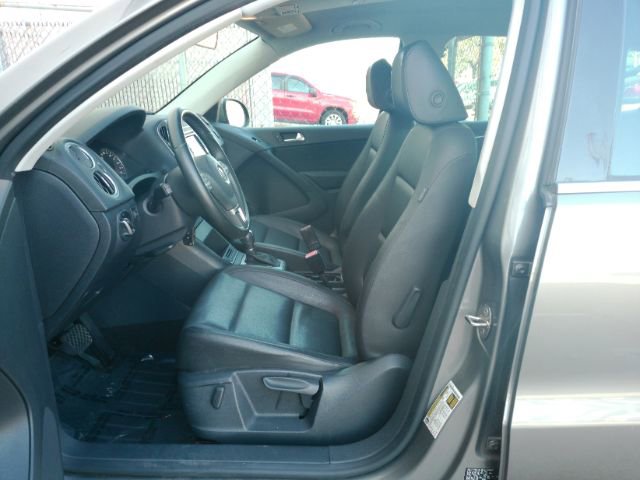 Used 2011 Volkswagen Tiguan SE image 12