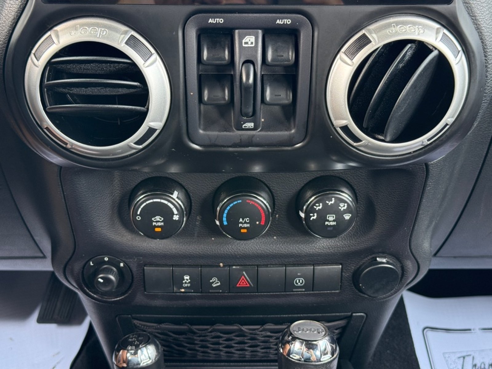 Used 2018 Jeep Wrangler Unlimited Sahara AWD/4WD image 16