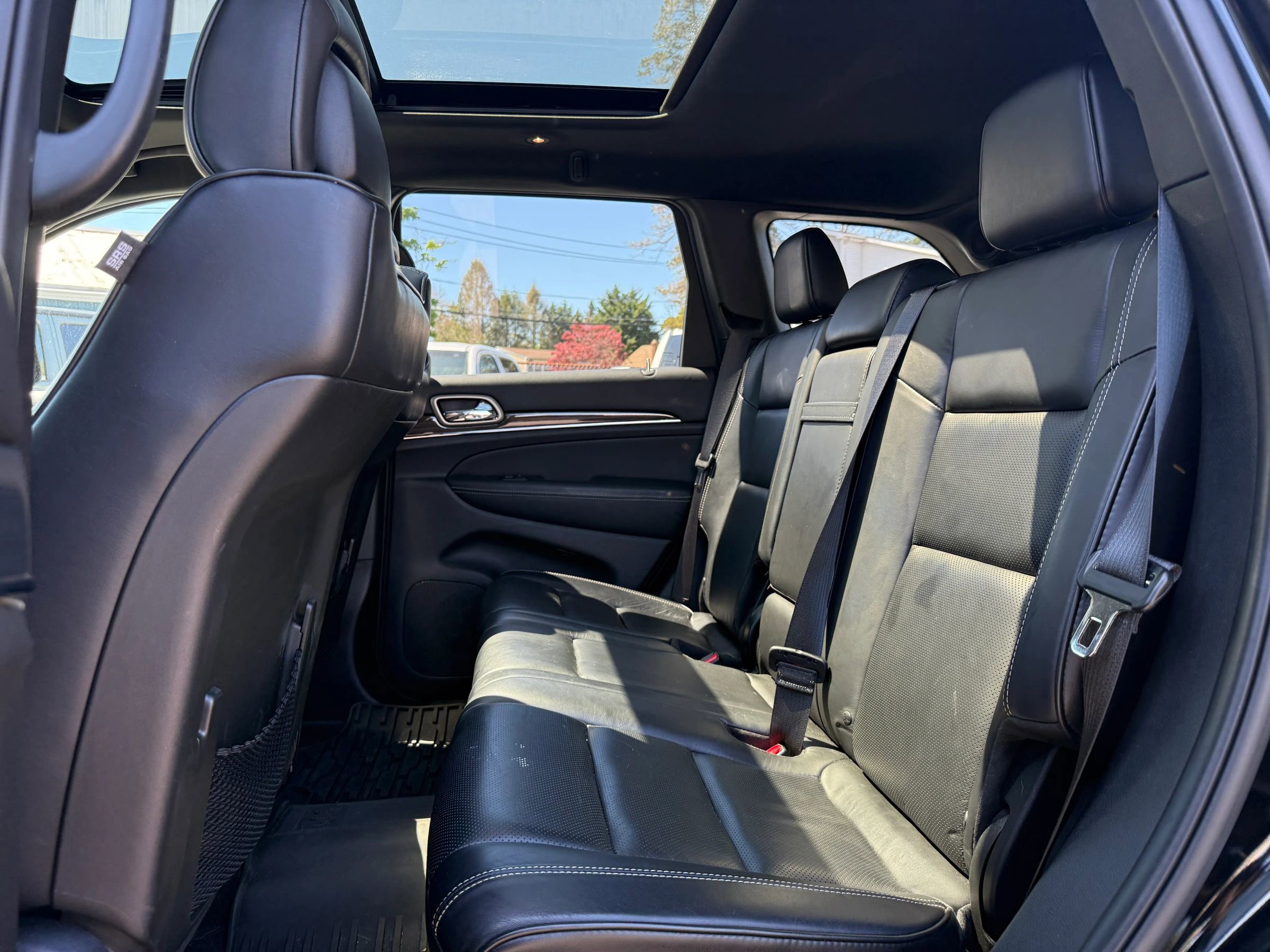 Used 2017 Jeep Grand Cherokee Overland AWD/4WD image 15