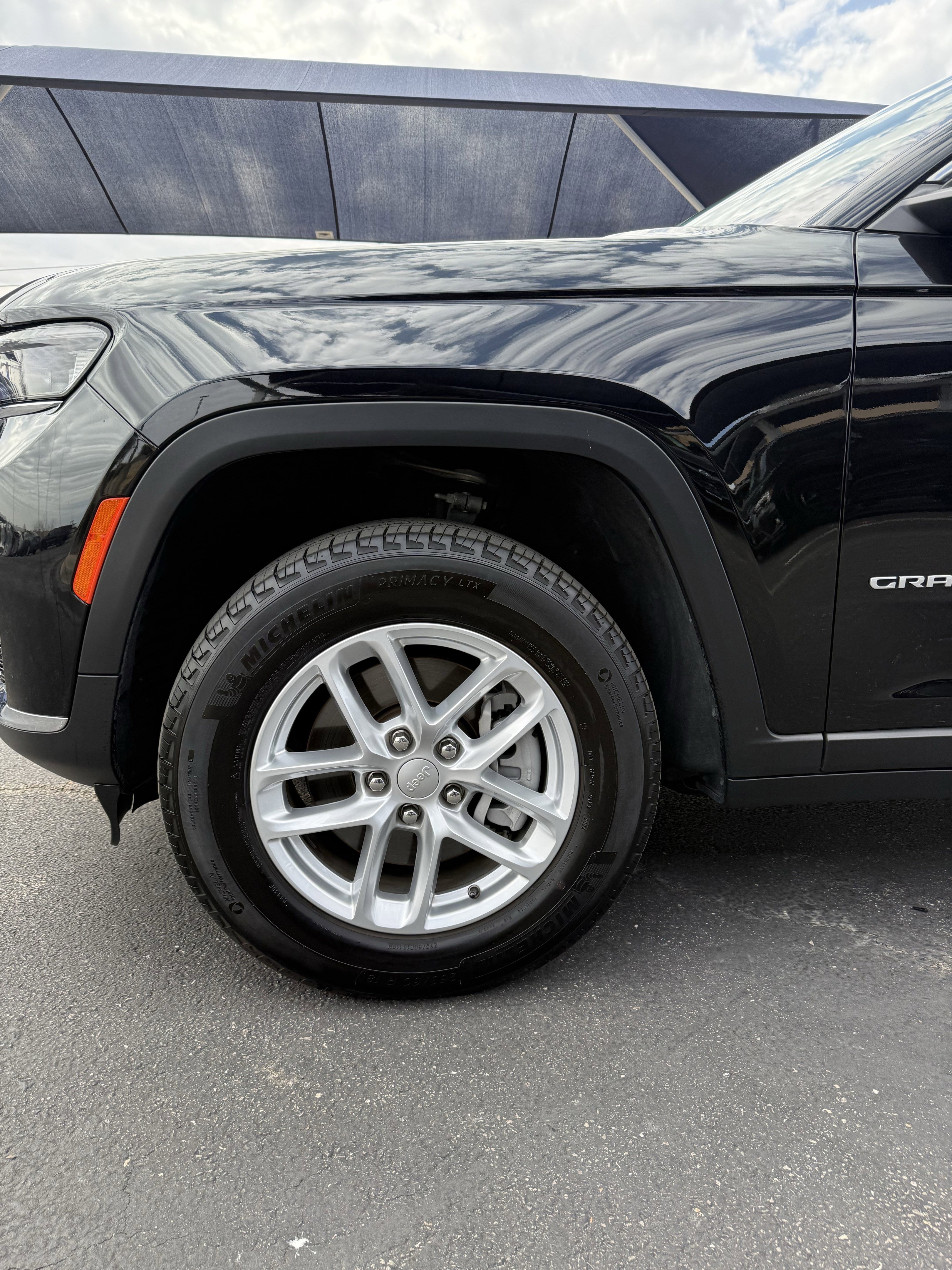 Used 2024 Jeep Grand Cherokee L Laredo image 32