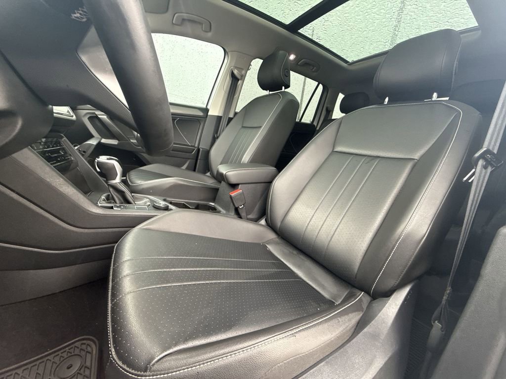 Used 2022 Volkswagen Tiguan SE w/ Panoramic Sunroof Package AWD/4WD image 13