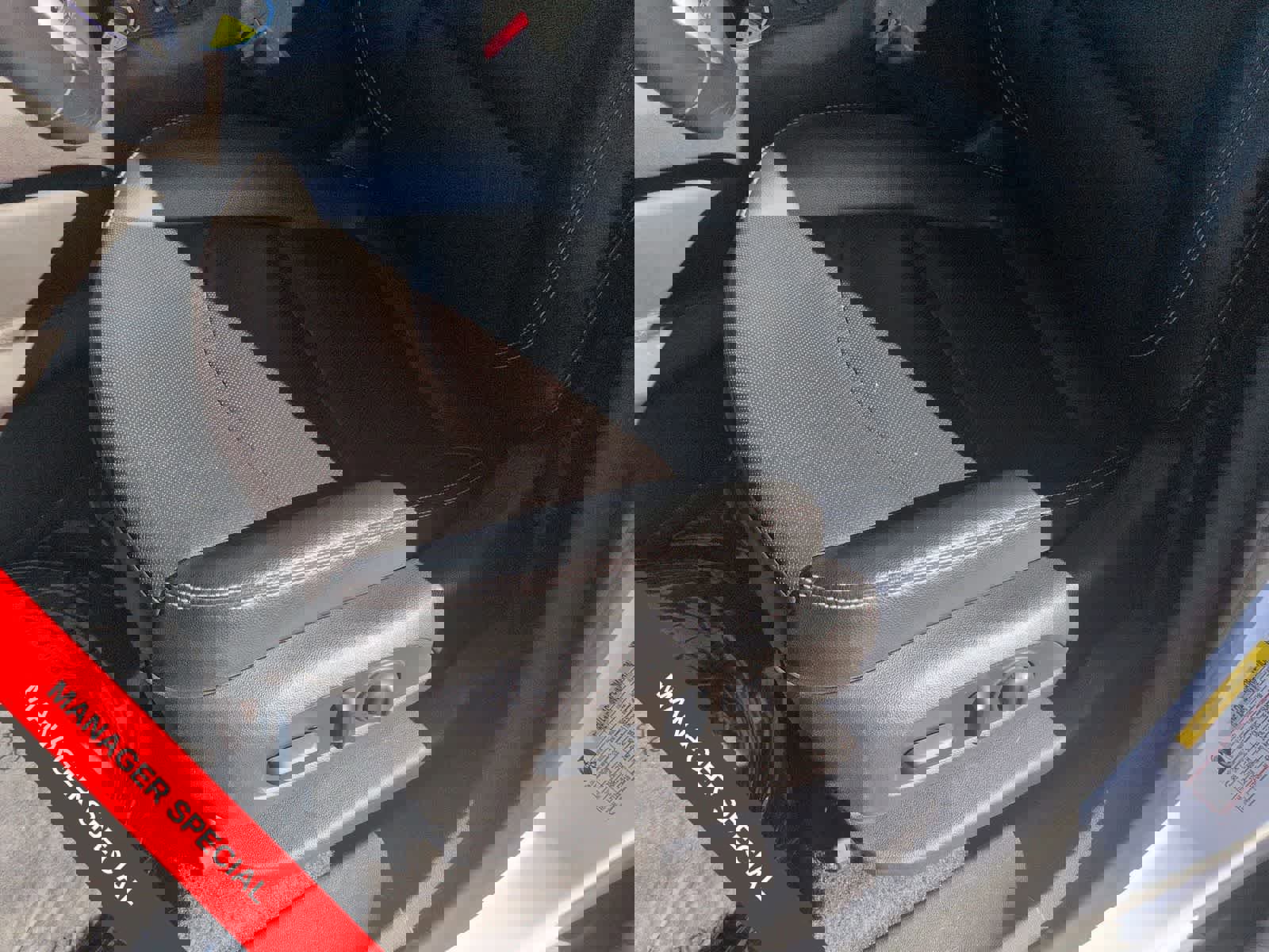 Used 2023 GMC Terrain SLT image 14