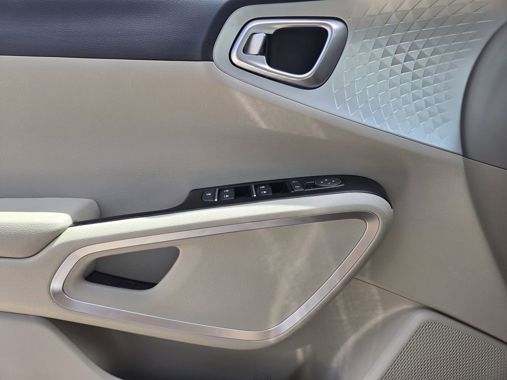 Certified 2025 Kia Soul LX w/ LX Technology Package FWD image 25
