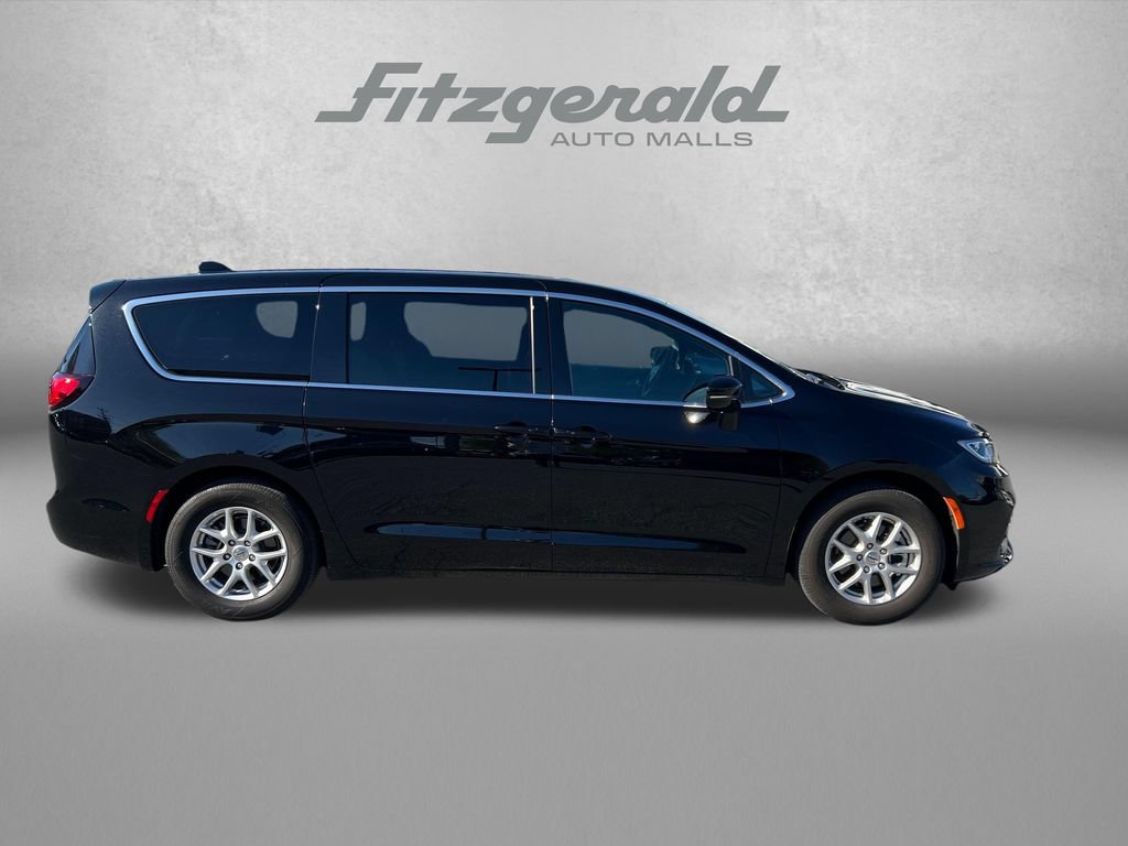 Used 2025 Chrysler Pacifica Select FWD image 4