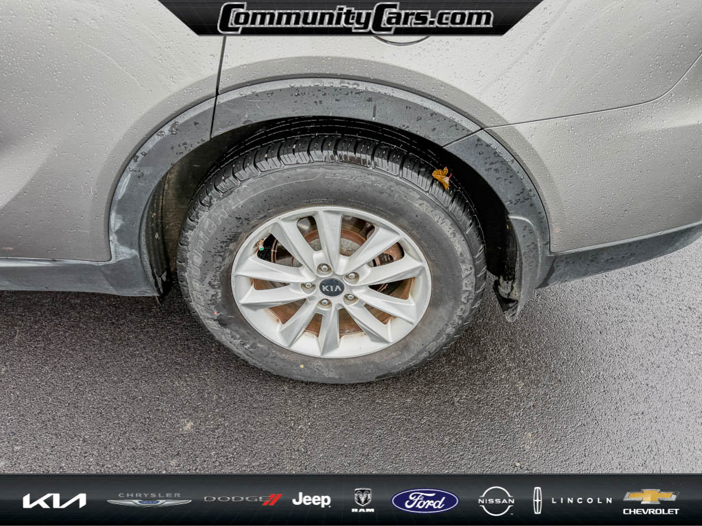 Used 2019 Kia Sorento LX image 4