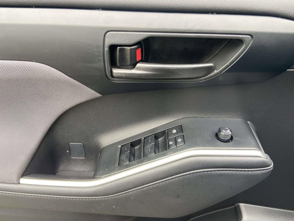 Used 2024 Toyota Highlander LE FWD image 12
