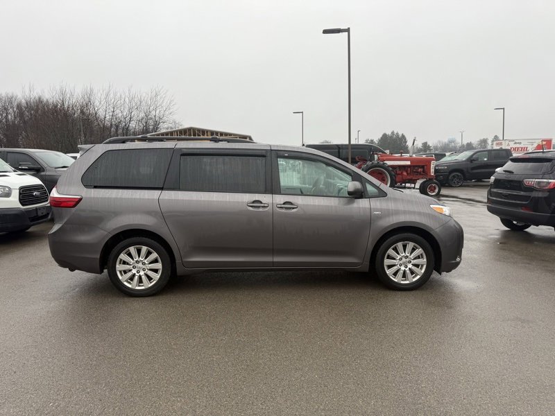 Used 2017 Toyota Sienna LE image 5