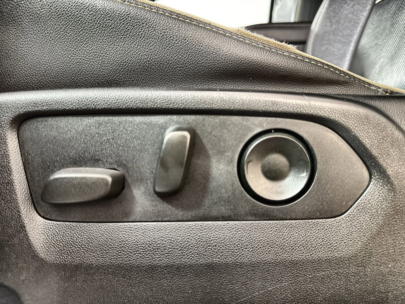 Used 2022 GMC Yukon XL SLT w/ SLT Premium Package image 14