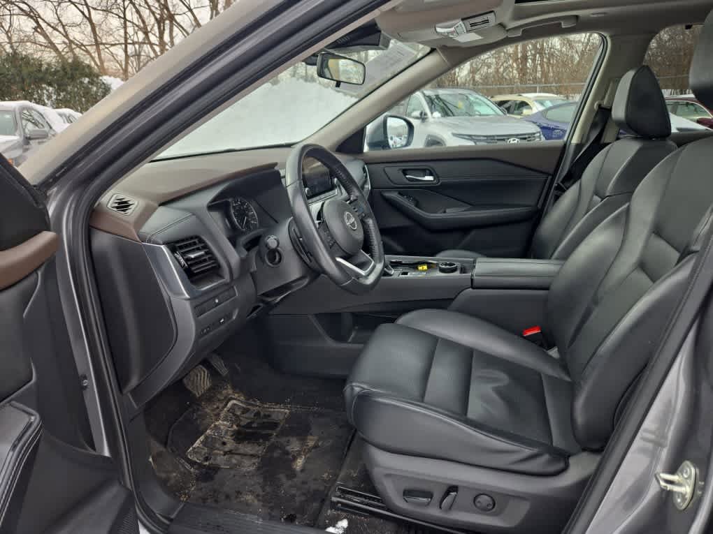 Used 2022 Nissan Rogue SV w/ SV Premium Package image 11