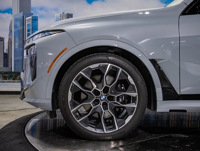 Certified 2025 BMW X7 xDrive40i w/ Executive Package image 7